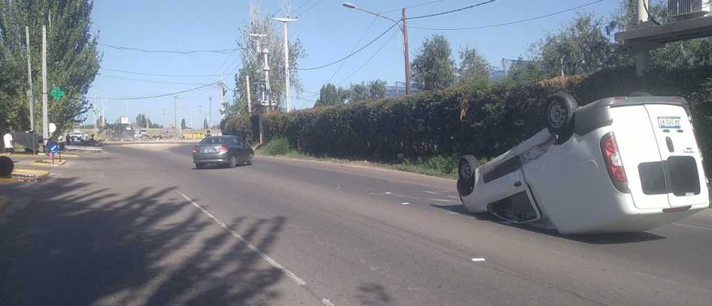 Un choque y vuelco a metros del Acceso Sur dejó dos heridos