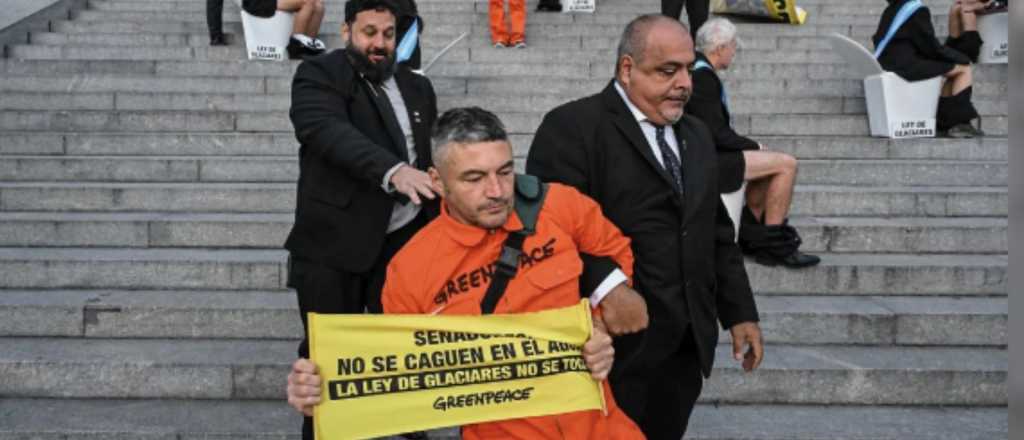 Ley de Glaciares: 12 detenidos tras protesta de Greenpeace en el Congreso