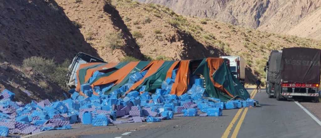 Un cami&oacute;n volc&oacute; en Uspallata y el chofer qued&oacute; atrapado 