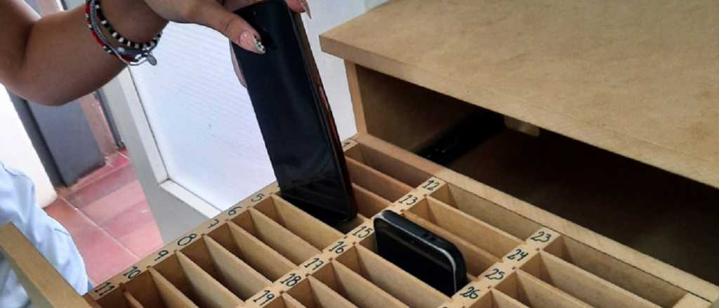 Un colegio de la UNCuyo también prohibió los celulares en las aulas