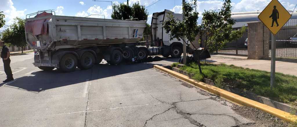Un motociclista murió tras chocar contra un camión en la Rodríguez Peña