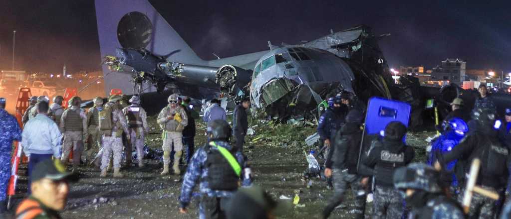 Bolivia: se cayó un avión con dinero y la gente se abalanzó entre los muertos