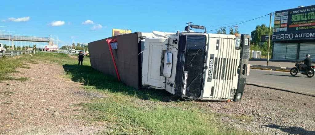 Volc&oacute; un cami&oacute;n con ajo frente al Mercado Cooperativo de Guaymall&eacute;n