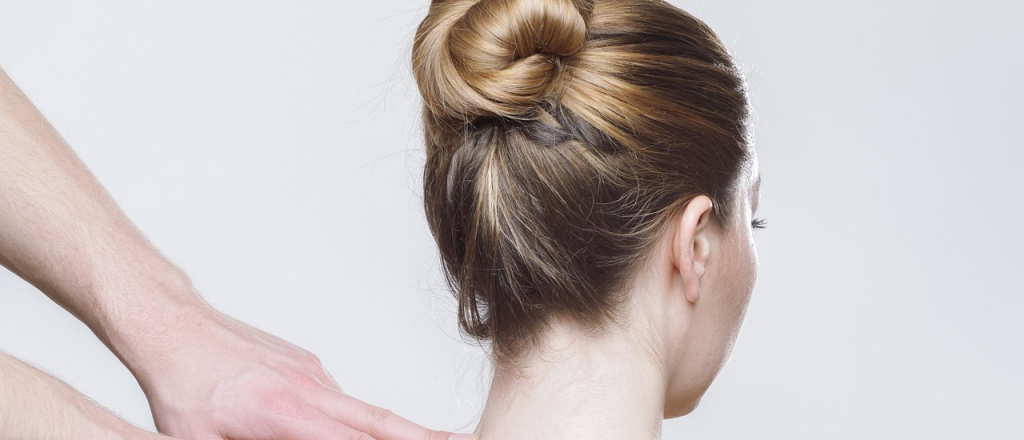 El "nudo" en la espalda no existe: qu&eacute; dice la ciencia sobre el tacto y el dolor