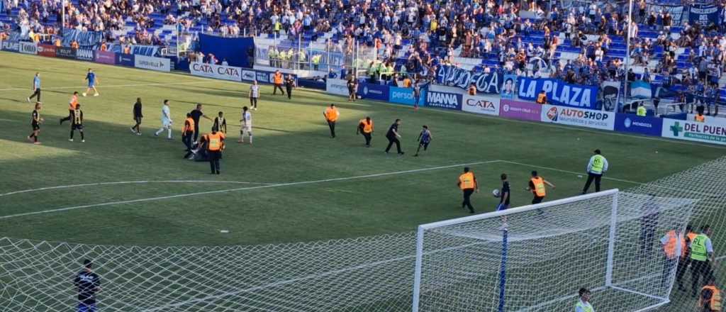Videos: hubo invasi&oacute;n y volaron butacas en el Gambarte