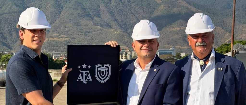 Qui&eacute;nes son los dos dirigentes de la AFA que viajan con Nahuel Gallo