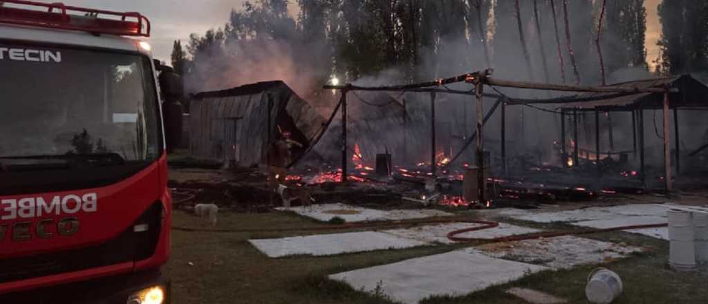 Un feroz incendio arrasó con una mueblería en Lavalle