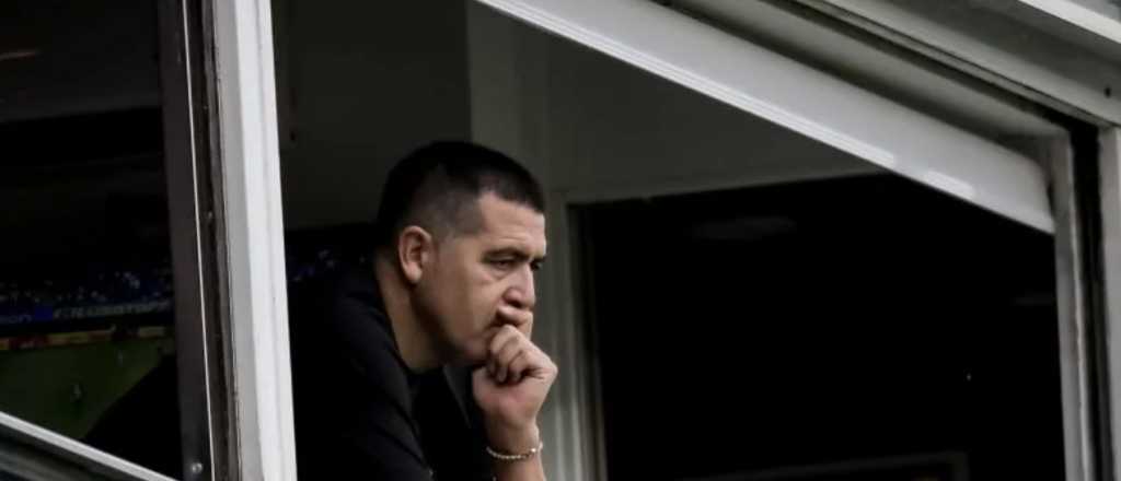 La reacci&oacute;n de Riquelme en el palco en el empate con el Lobo