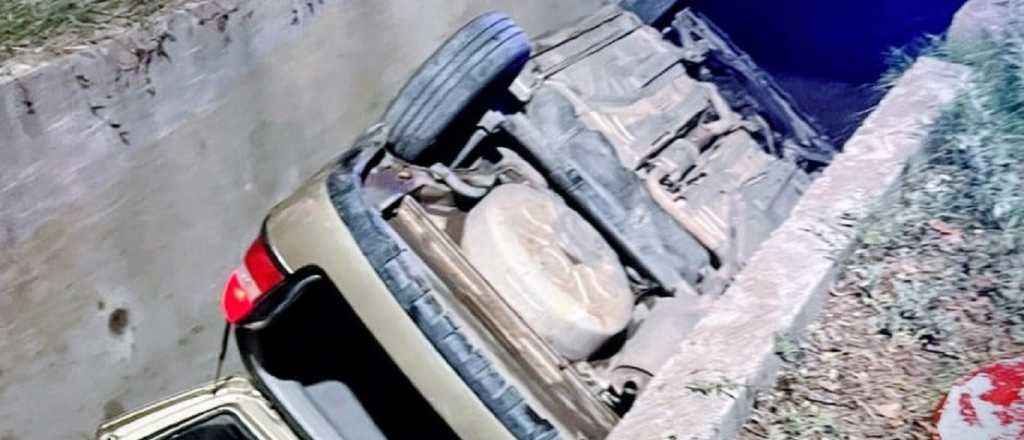 Perdi&oacute; el control de su auto y termin&oacute; en un canal de riego en San Rafael