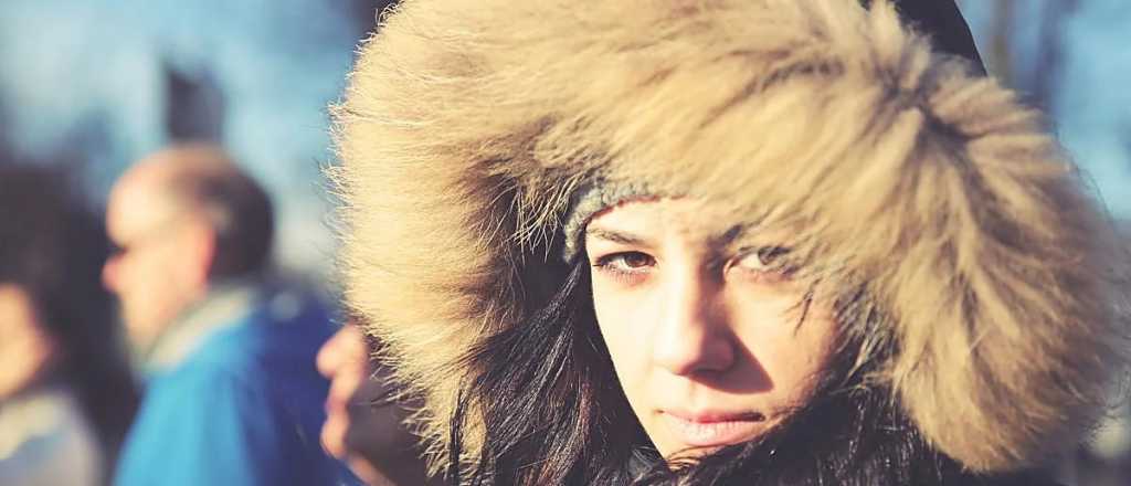 El truco viral que cambia la forma de usar la capucha con pelo en invierno