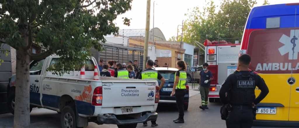 Un conductor se descompensó, chocó contra un canasto de basura y murió