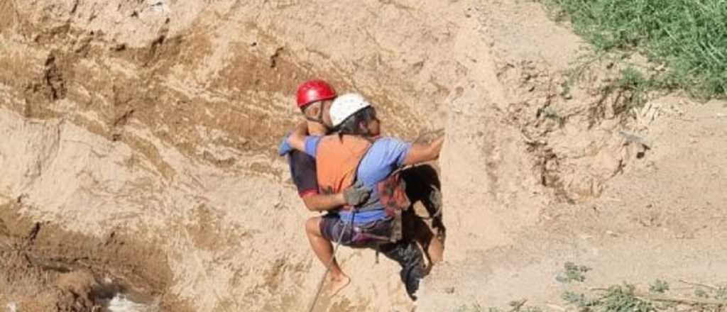 Fotos: rescataron a una mujer que cayó al canal Cacique Guaymallén