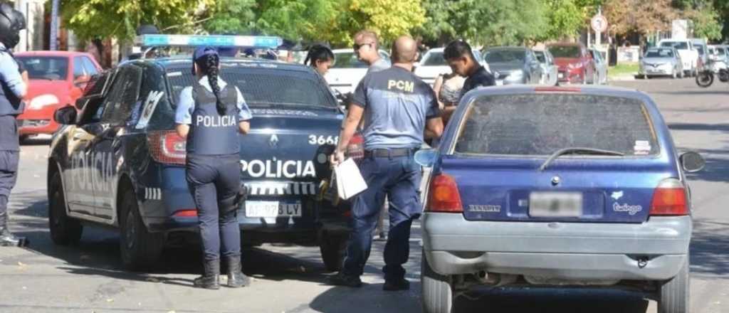 Ins&oacute;lito: se distrajo por un accidente y termin&oacute; chocando a un patrullero