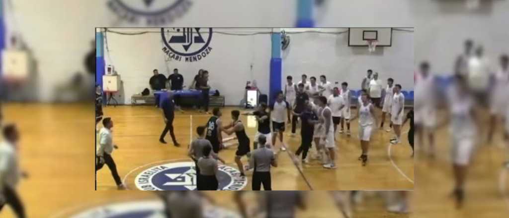 Video: escandaloso final a las pi&ntilde;as entre Macabi y San Jos&eacute;