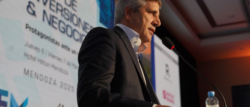 "Devaluar es bajarle el salario a la gente": Caputo sobre la apertura comercial