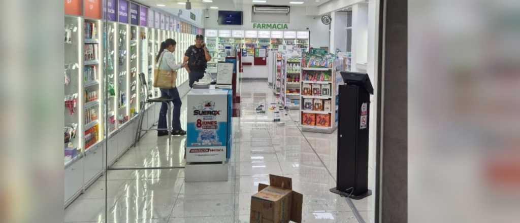 Destrozaron la vidriera de una farmacia en pleno Centro de Mendoza