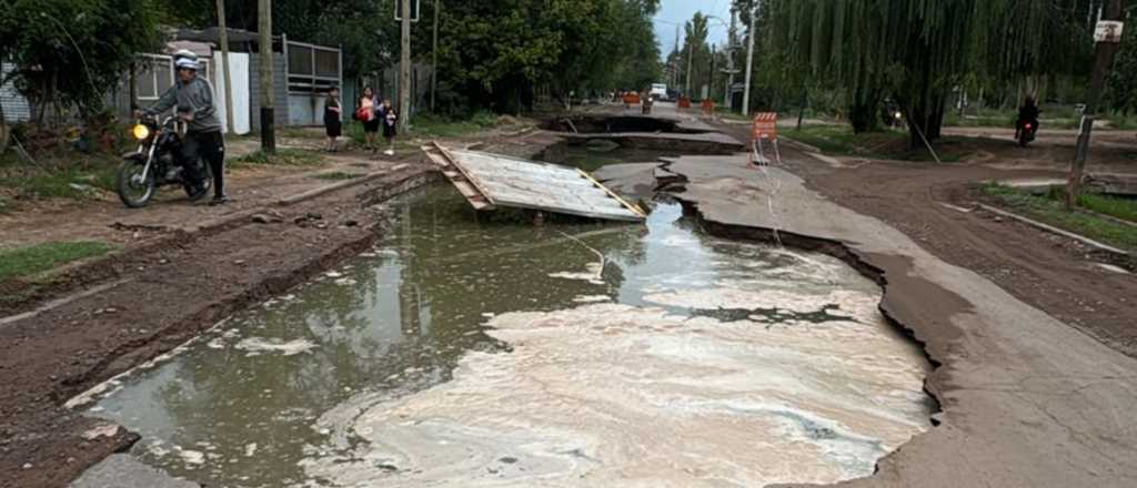 Reclamo vecinal por un socavón en calle Tirasso