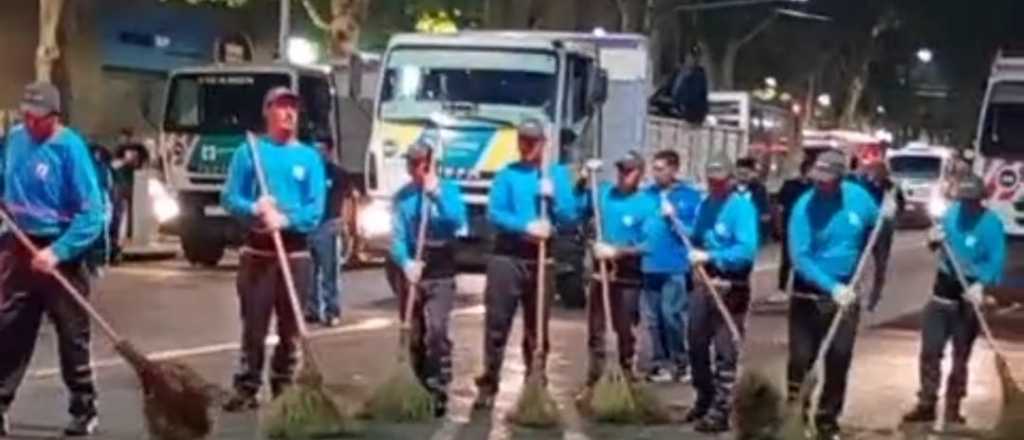 Video: el ya tradicional operativo de limpieza detr&aacute;s del &uacute;ltimo carro