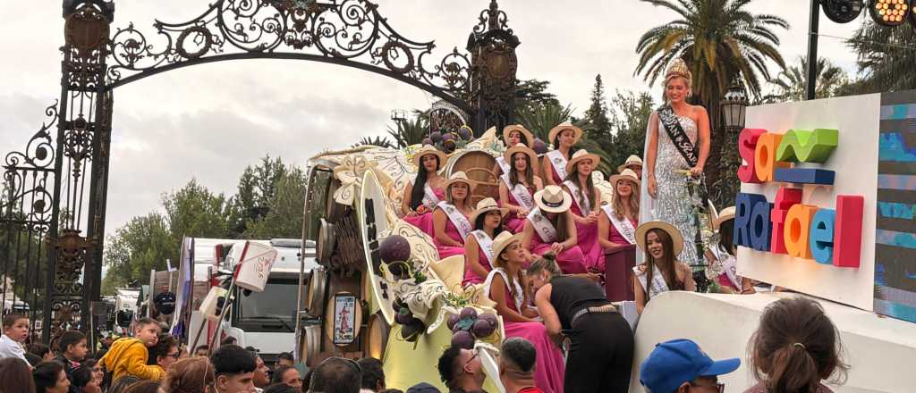 Los intendentes tampoco quisieron perderse el desfile con las reinas en el Carrusel