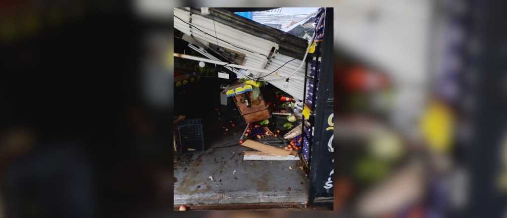 La tormenta tir&oacute; el techo de una verduler&iacute;a en Godoy Cruz