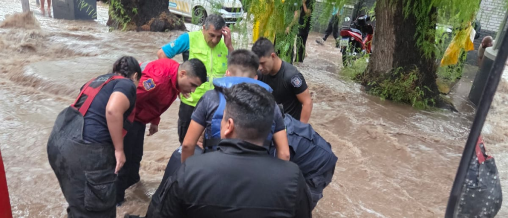 Tensi&oacute;n en Ciudad: por la tormenta qued&oacute; atrapado en un sif&oacute;n de un canal 