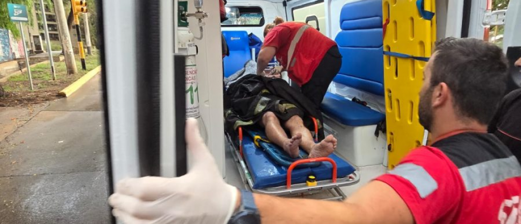 Chocó a un motociclista y a una camioneta que esperaba el semáforo en Maipú