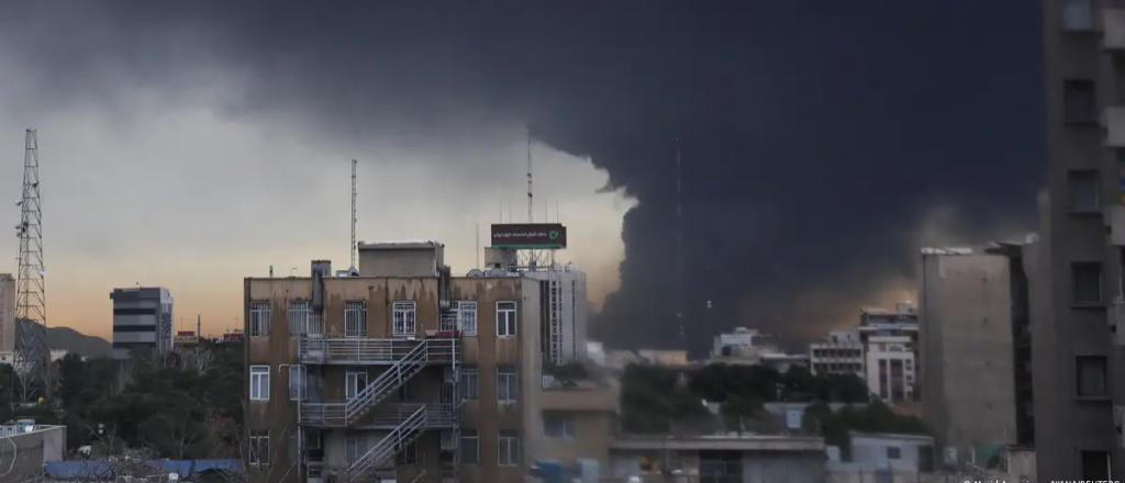 Ataque a refiner&iacute;as en Ir&aacute;n cubre de humo y nube t&oacute;xica a Teher&aacute;n