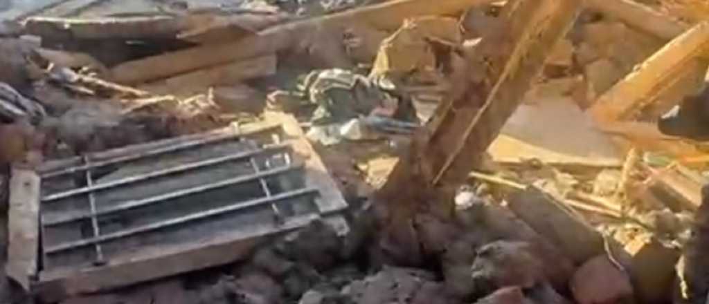 Por la fuerte tormenta se derrumbó su casa y piden ayuda