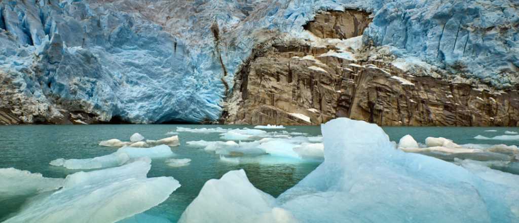 La majestuosa foto de un eclipse que logró un fotógrafo en un glaciar de Chile