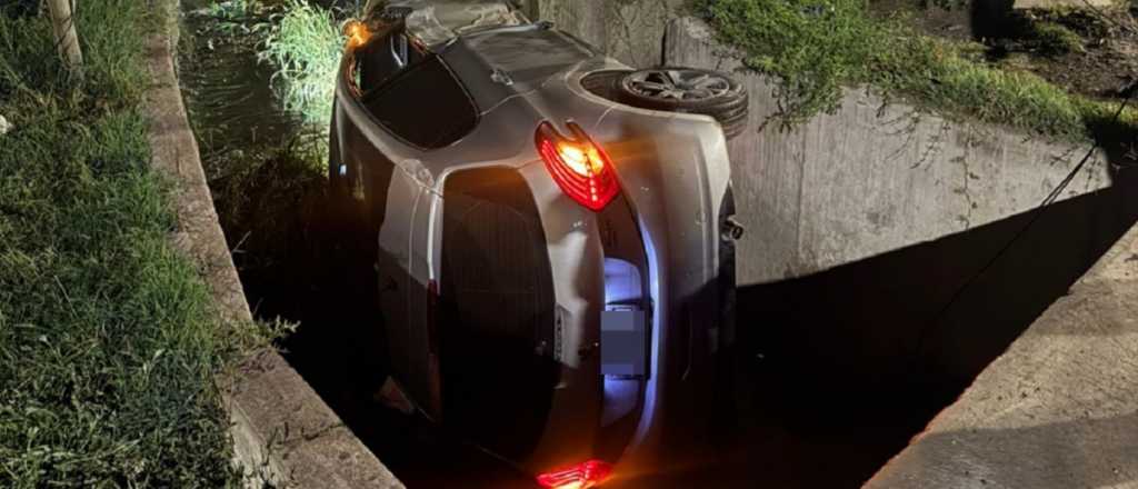 Un conductor se qued&oacute; dormido y cay&oacute; a un canal en Guaymall&eacute;n