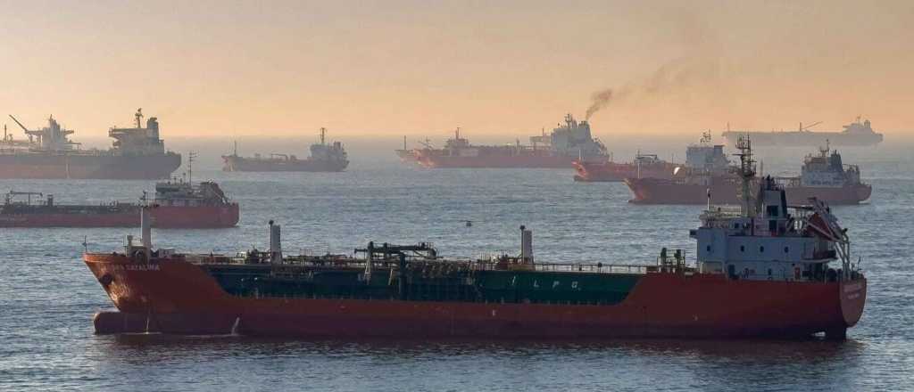 Irán permitirá el paso de 20 buques petroleros por el estrecho de Ormuz