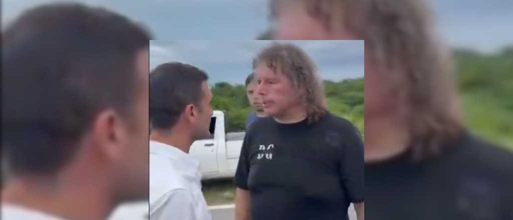 Video: golpearon a un diputado libertario durante inundaciones en Tucum&aacute;n