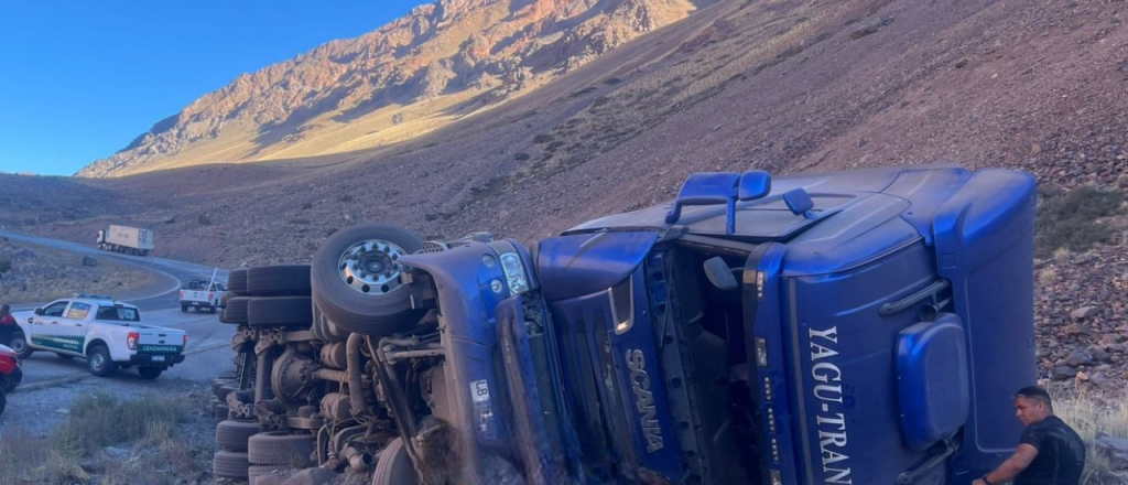 Volcó un camionera en Alta Montaña