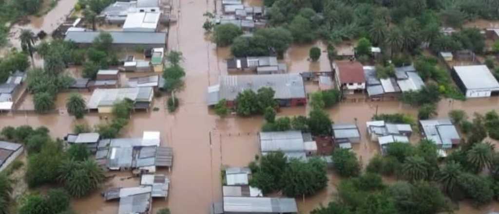 Videos: todo un pueblo bajo el agua en Tucumán tras fuertes lluvias