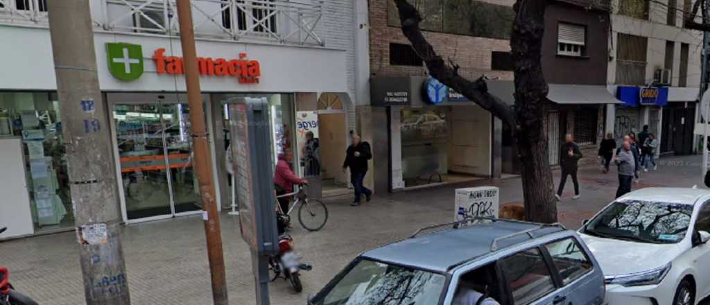 Entraron a una farmacia y robaron perfumes sin que nadie lo note