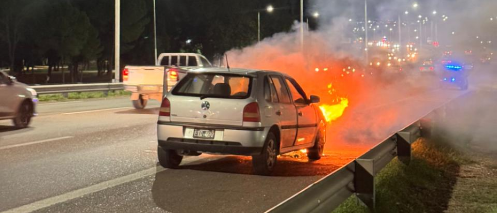 Se incendi&oacute; un auto en pleno Acceso Este y la conductora logr&oacute; salir a tiempo