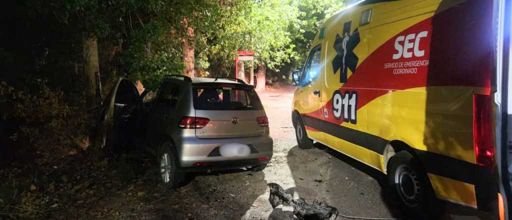 Choque en Guaymallén: una mujer herida al impactar contra un camión y un árbol