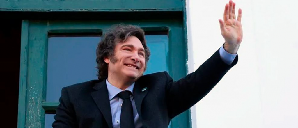 No le suelta la mano