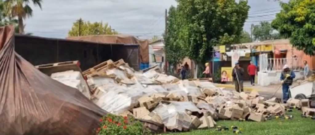 Volcó un camión con vino en la rotonda de Junín