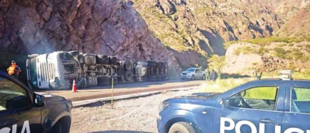 Volc&oacute; un cami&oacute;n en Uspallata