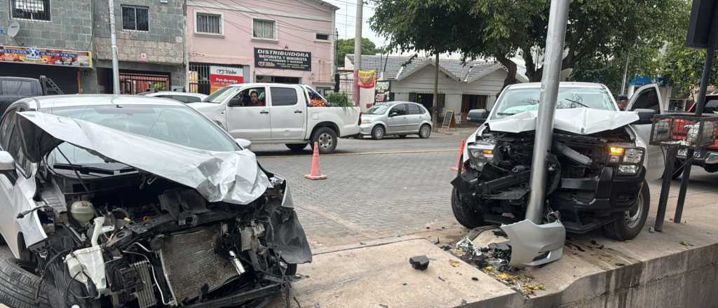 Rob&oacute; una camioneta y choc&oacute; contra un auto estacionado en Las Heras