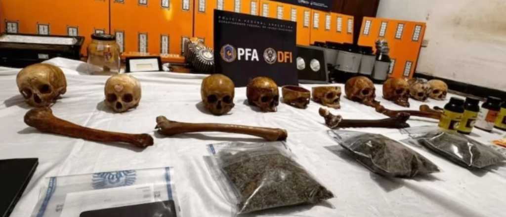 Perturbador: hallaron diez cráneos y uno con un crucifijo clavado