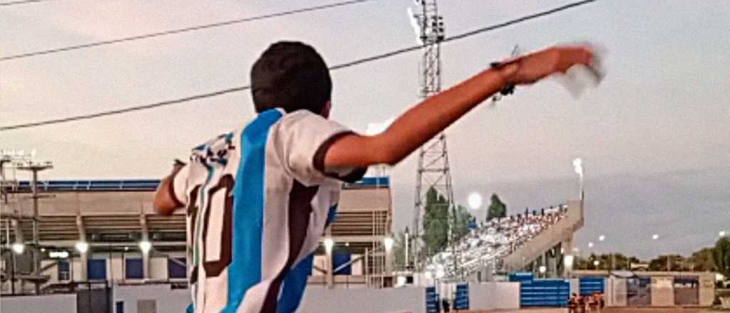 Gran gesto del Tomba con el hincha que se hizo viral por alentar desde afuera