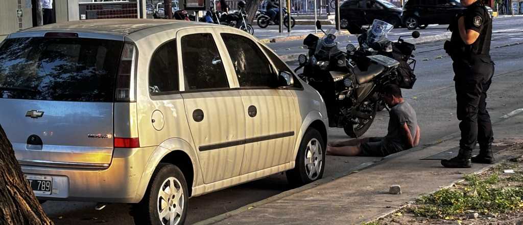 Intentó romper el vidrio de un auto en Godoy Cruz y lo atraparon