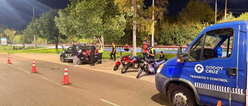 Retuvieron cuatro motos que corr&iacute;an picadas cerca del Parque Benegas