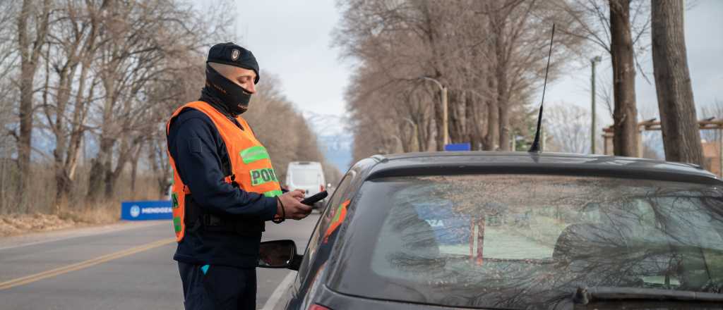 Conductor ebrio choc&oacute; un auto estacionado, quiso escapar y lo atraparon