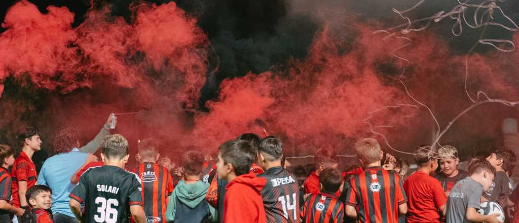 La escuelita de f&uacute;tbol de San Carlos que contiene a m&aacute;s de 140 chicos