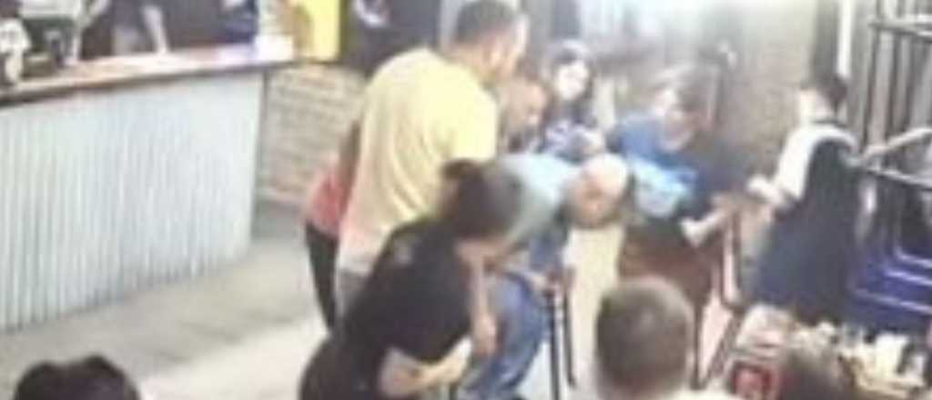 Video: un mendocino le salv&oacute; la vida a un hombre atragantado en Godoy Cruz