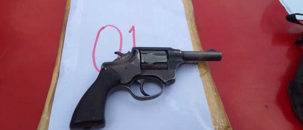 Quisieron vender un arma por redes sociales y los atraparon