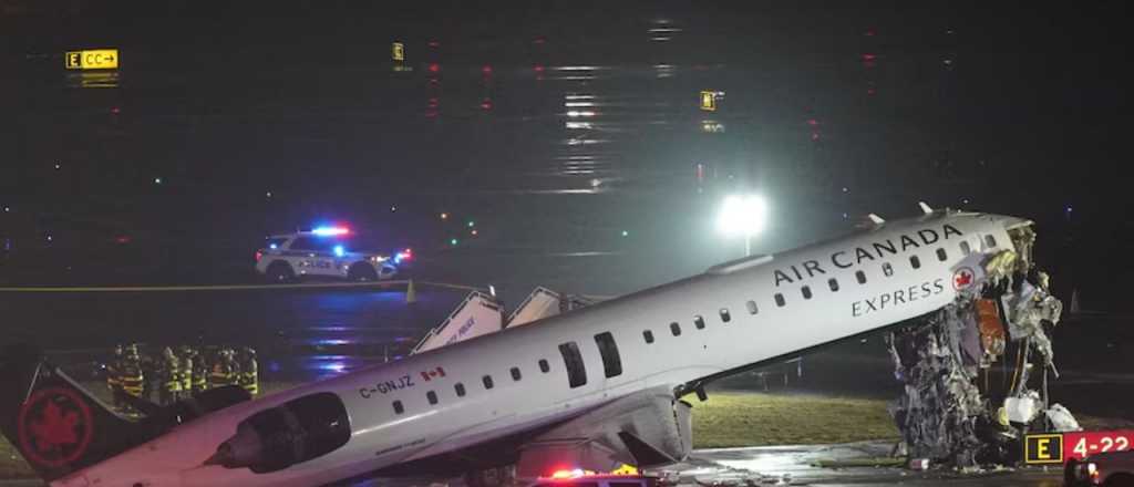 Un avi&oacute;n impact&oacute; contra un cami&oacute;n en el aeropuerto de New York